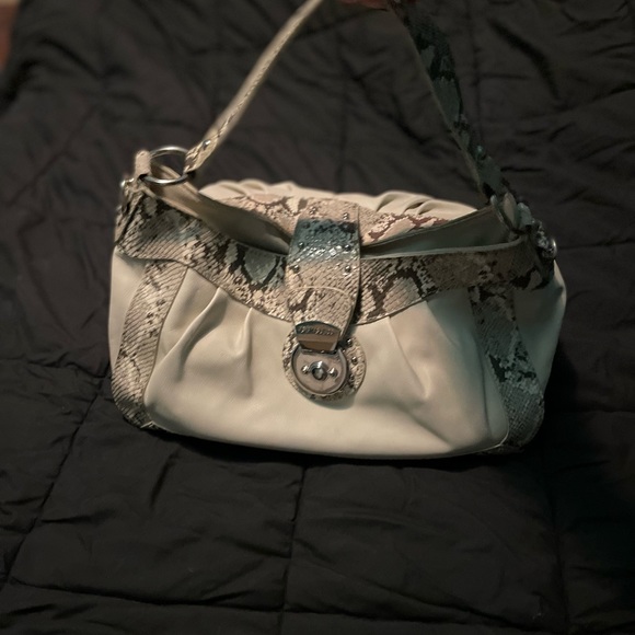 Off wire/cream colored guess handbag. With guess logo on front - Picture 5 of 12